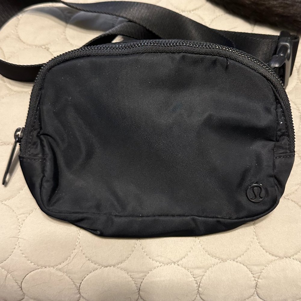 Black lululemon belt bag